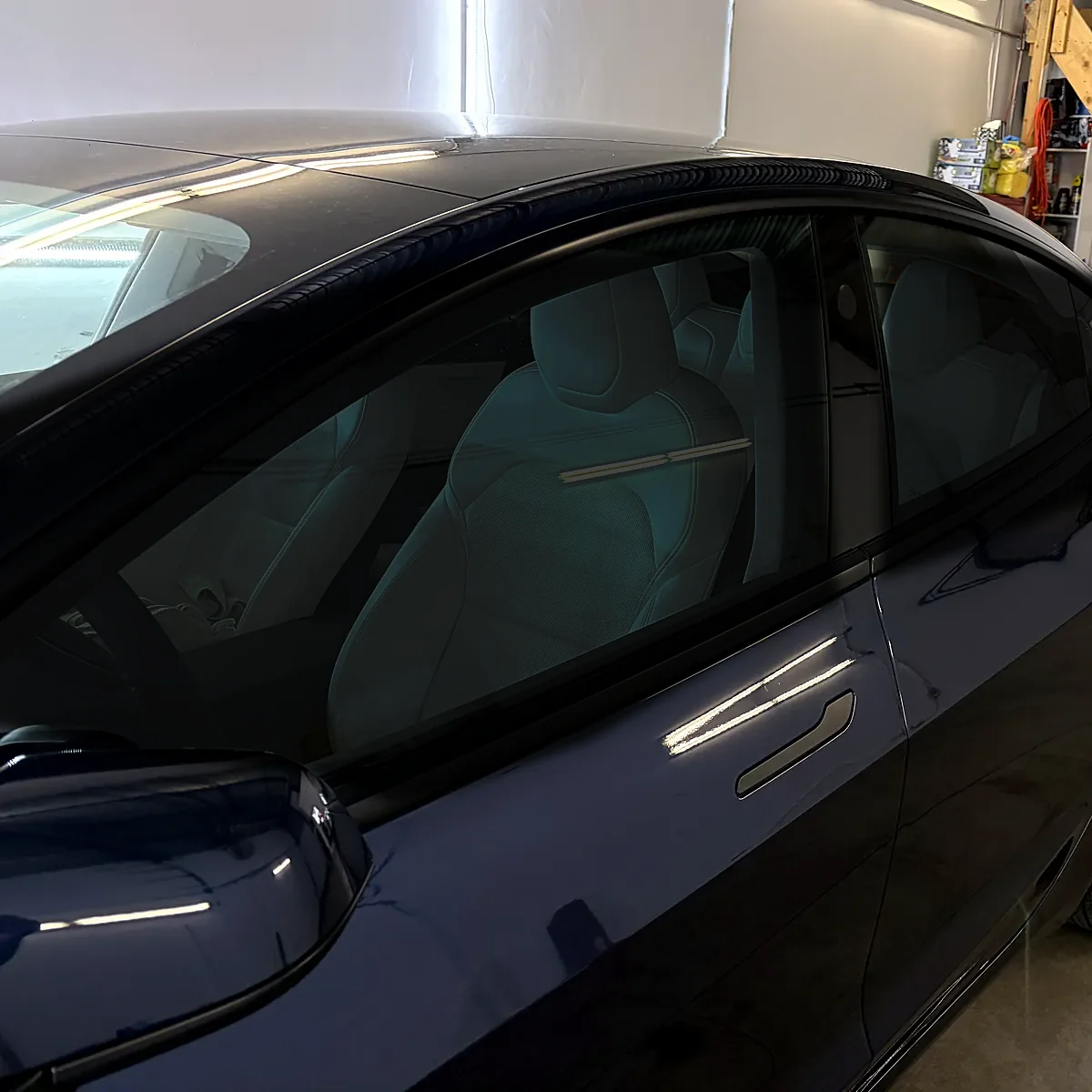 Rendu de la même Tesla Model 3 avec la teinte complètement séchée, montrant le fini foncé et uniforme, au studio Wrap Senators à Ottawa